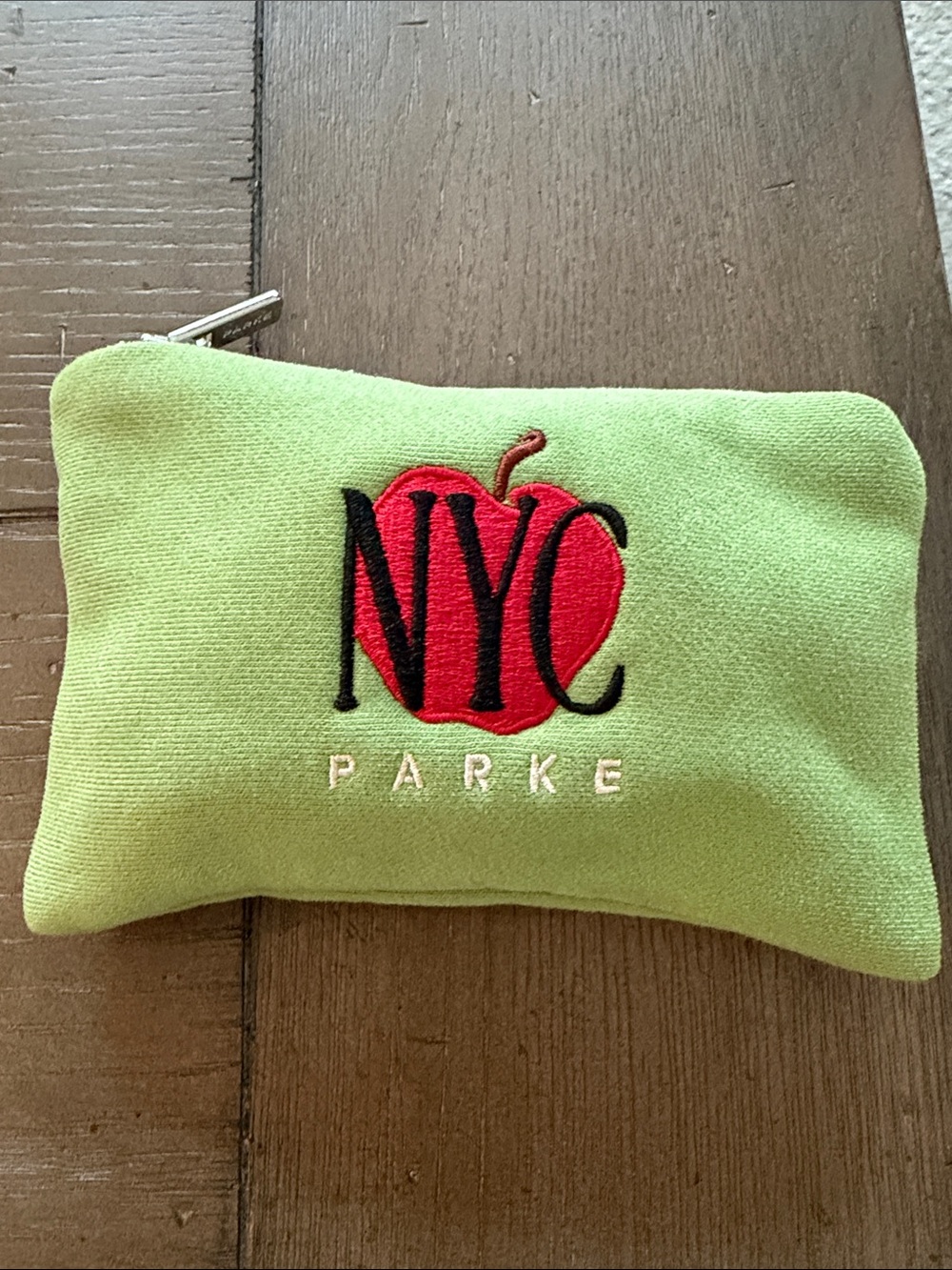 Parke NWT New York pop up NYC Green Claw Clip & Pouch with NY Apple - Picture 4 of 5